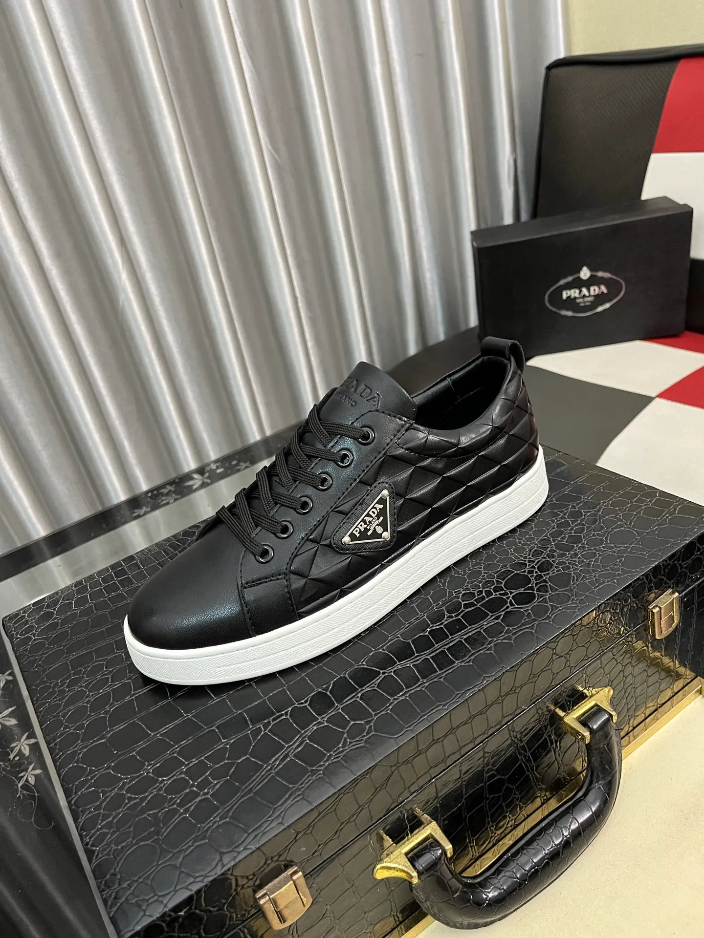 Men's shoes 💰440⌚️⌚️Prada•PRADA original quality.~ Unique modern style sneakers. 🏃A must-have casual shoe for trendy men😍😍 Original brand imported from Italy, imported original leather, sheep lining (refuses to discolor and grind feet) Sole: Original sole provided by the original factory, French lazy style design ⚠️Fit to the feet, original quality, super comfortable original sole. Code number: 38-444️⃣Colors available